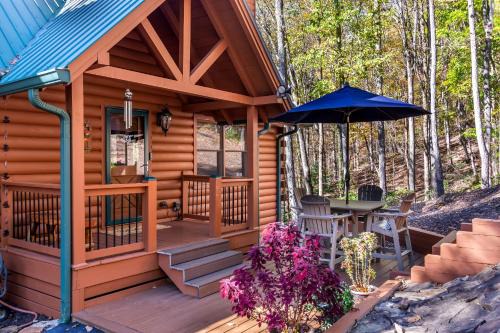 Dahlonega Haus | Log Cabin, Lake, Hot Tub, Near Wineries & Hiking