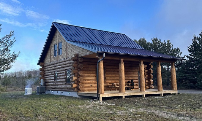 Levering Kabine | Log Cabin located in Northern Michigan just minutes from Lake Michigan.