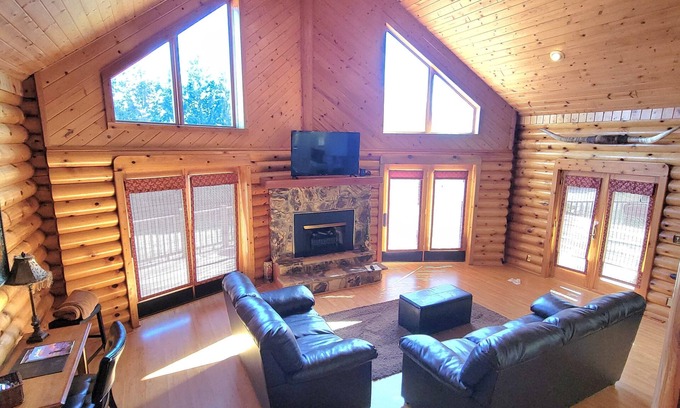 Chamberlain Kabine | Log Cabin located minutes from Missouri River, airport, I-90, and downtown.