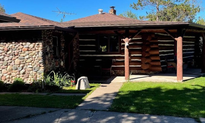 Irma Kabine | Log Cabin on 40 acres with a private lake