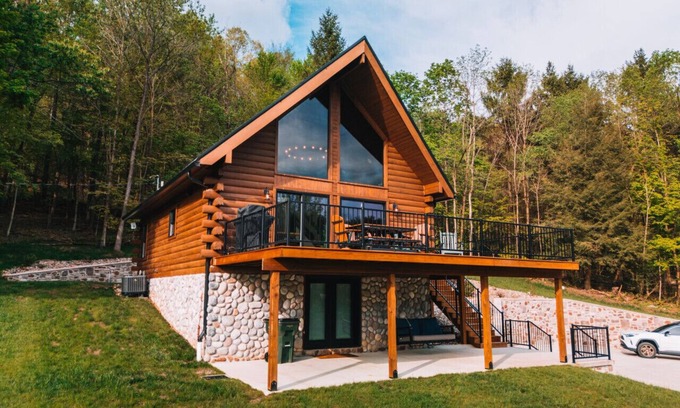 New Philadelphia Kabine | Log Cabin on 95-acres with 2 private lakes