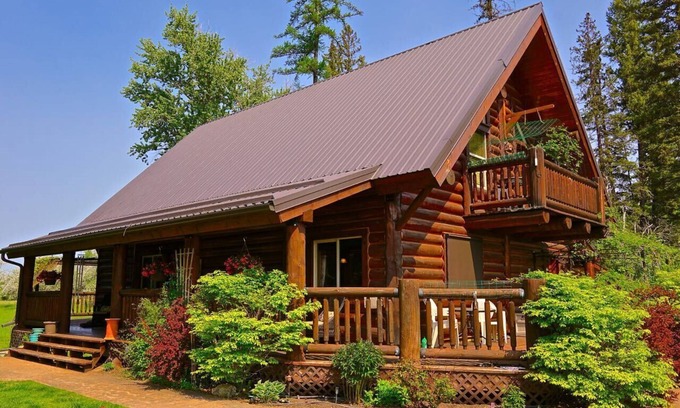 Columbia Falls Kabine | Blockhaus auf Ackerland in der Nähe von Meadow Lake Resort