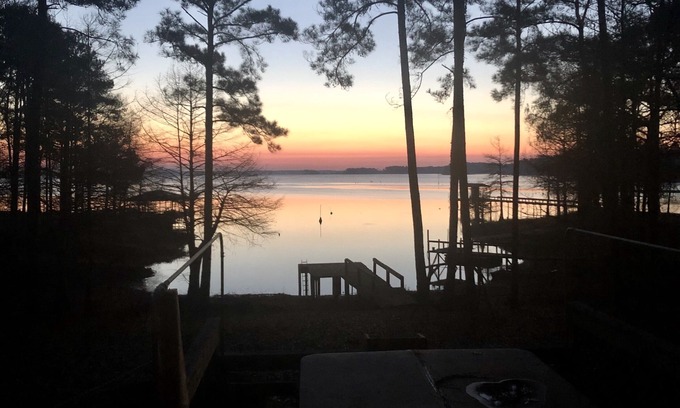 Milam Haus | Cypress Bay Cove Lake / Blockhaus