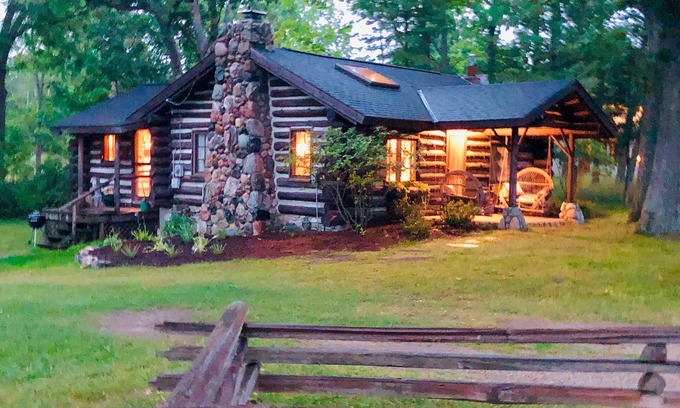 Forest Beach Kabine | Blockhaus auf Tunnel von Bäumen mit Michigansee-Ansicht