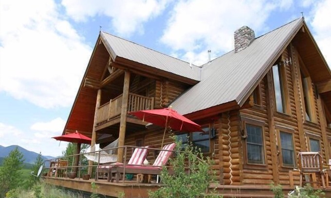 Polebridge Kabine | Log Cabin & Optional Bunkhouse mit spektakulären Wildnis Ansichten