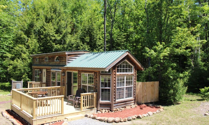 Athol Kabine | Kleines Blockhaus auf der Adirondack Ranch