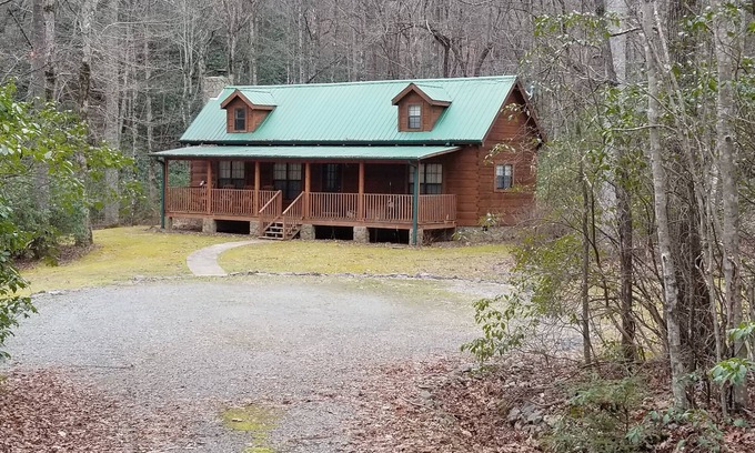 Cedar Mountain Kabine | Blockhaus, Forellenteich auf 17 Hektar, in der Nähe von Dupont State Forest, sehr privat