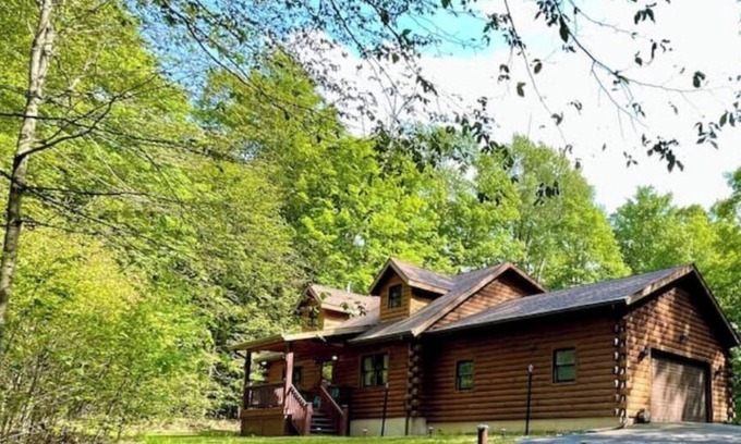 Riverside Estates Kabine | Log Cabin w/ Full Garage, FirePit, BBQ, cozy gas heat Stove