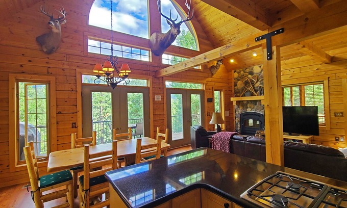 Rainbow Valley Kabine | LOG CABIN w/Mtn View, Hot Tub, & Fireplace!