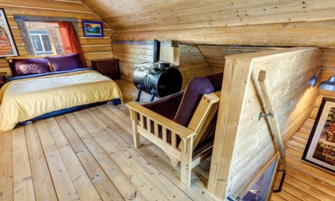 Yukon Kabine | Log Cabin with Amazing Mountain & Lake Views (Pet Friendly)