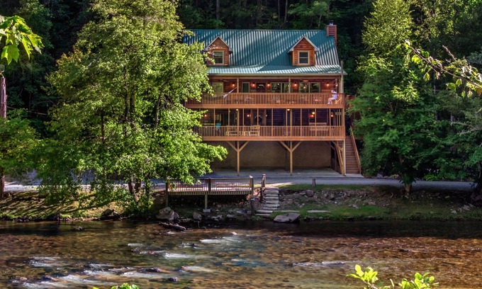 Sylva Kabine | Log cabin with large decks on the Bank of the Tuckasegee River.