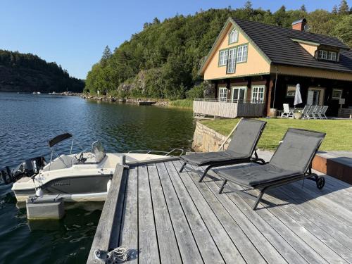 Torreby Haus | Log cabin with pool, sauna and boat by Torreby Castle