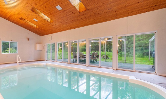 Homer Kabine | Log Cabin with Private Indoor Heated Pool-Hot Tub-firepit-Game Room-100 acres