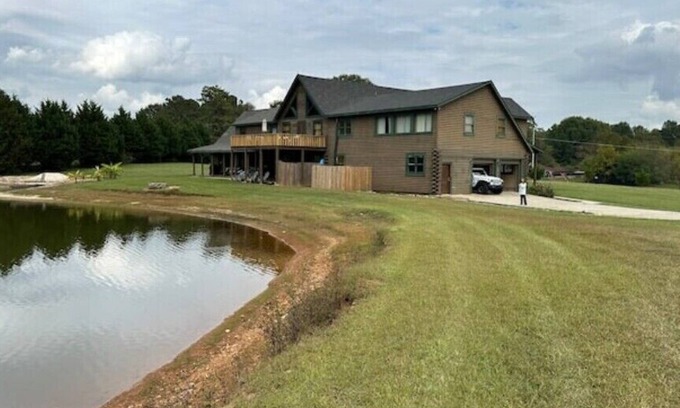 Bowdon Junction Haus | Log Castle and a Spring Fed Lake