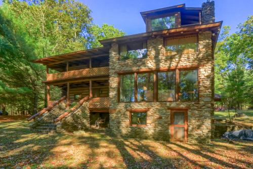 Clarion Haus | Log Home -wifi-pet Friendly-pavilion