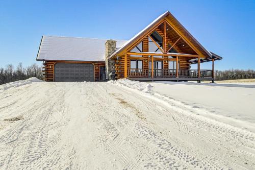 Abrams Haus | Log Home with Deck and Sunset Views 19 Mi to Oconto!