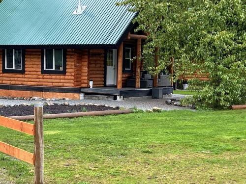 Central Okanagan Haus | Log lofted rustic cabin in woods