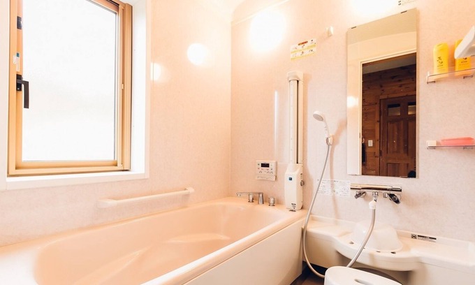 Toya Haus | Blockhaus mit Blick auf den Toyasee und Parkplatz / WLAN