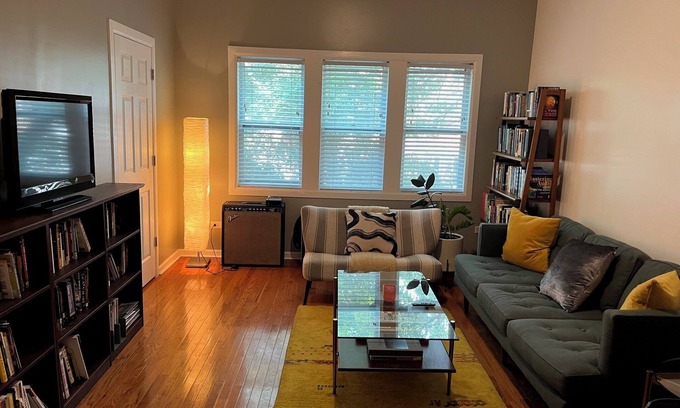 Palmer Square Wohnung | Logan Square Loft — Writer’s Retreat Near Blue Line & Cafés