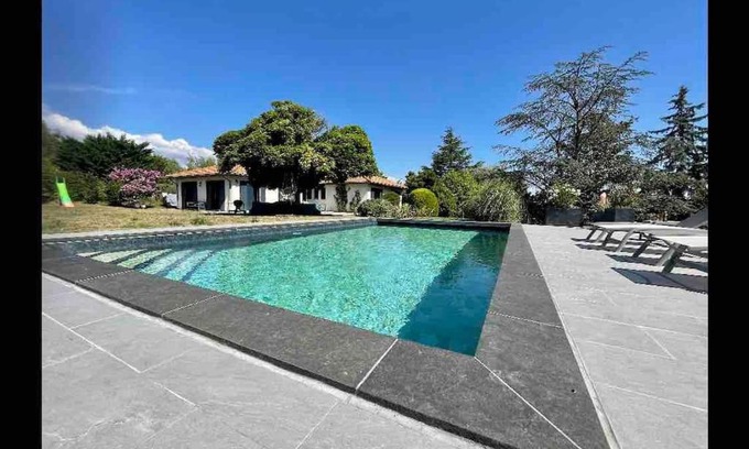 Alix Wohnung | Logements chaleureux dans Maison avec piscine à 35 min de LYON