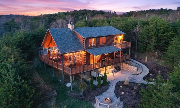 Rockbridge Kabine | Longview Lodge {5BR + sleeping loft} 15min to Logan Pool, Hiking, Dining