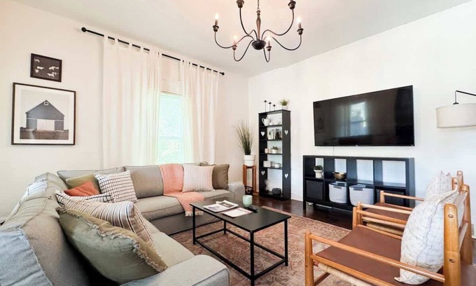 Lorain Haus | Look no further in Lorain! AC! Pets! 1st Floor