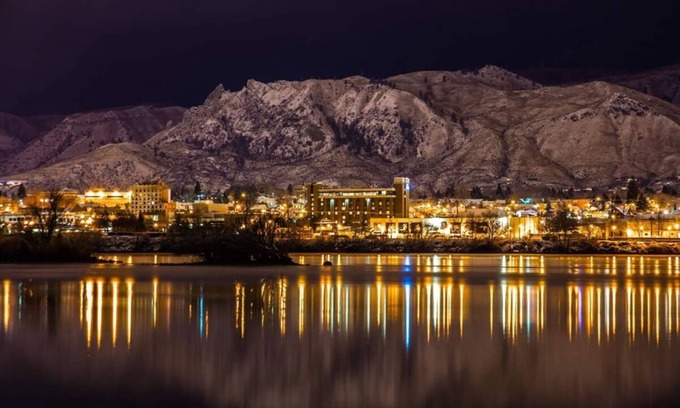 Wenatchee Hotel | Looking For Perfect Getaway? Relaxing Room w/ Large Window, Pool, FREE Parking