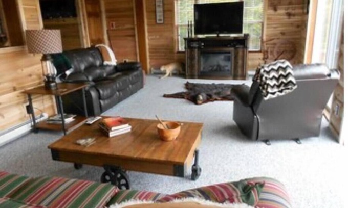 Pittsburg Haus | Loon Cove Lodge