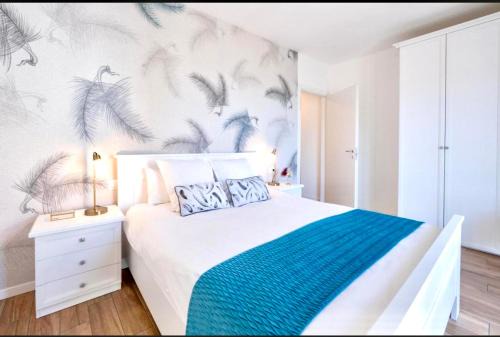 Albate Wohnung | Lora feathers Suite, free parking, self check in,4