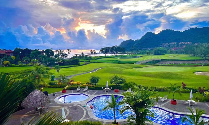 Herradura Eigentumswohnung | Los Sueños Impeccable, Spacious 2+2 Condo