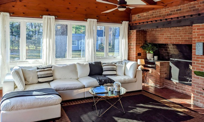 Bedford Haus | Lots of space (3200 sq ft), huge park like setting, and Amazing Location!!!!