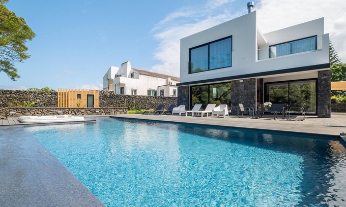 Ponta Delgada Haus | Lotus House - Heated Pool & Jacuzzi near the Beach