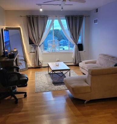 Berwyn Wohnung | Lovely 1-bedroom condominium with free designated parking on premises