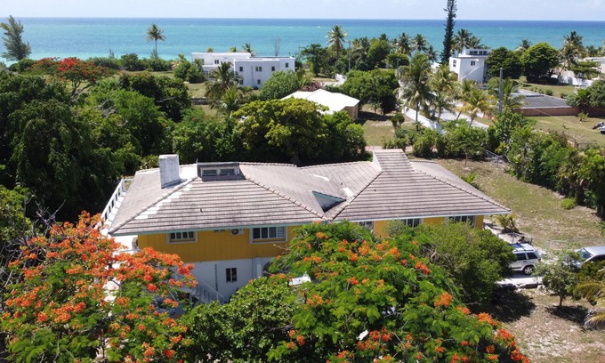 Discovery Bay Wohnung | Lovely 1 bedroom, steps from the beach, car available