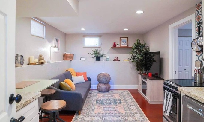 People's Freeway Wohnung | Lovely 1 Bedroom Downstairs Apartment