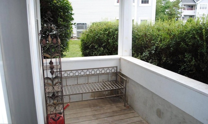 Odenton Eigentumswohnung | Lovely 2 bed/1bath corner unit with a private balcony.