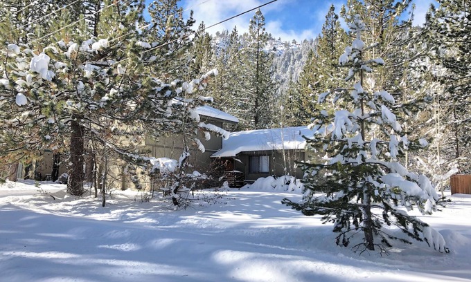 Christmas Valley Haus | Lovely 3-bedroom house with WiFi in South Lake Tahoe