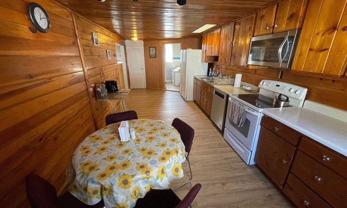 Limestone Wohnung | Lovely 3 Br, Outdoorsman's Haven, Sled Access/ATV