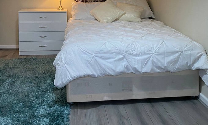 Basildon Haus | Lovely 5 Bedroom home with free parking and Wi-Fi