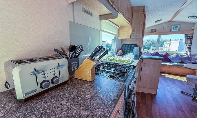 Mappleton Haus | Lovely 6 berth caravan at Skipsea Sands Park in Yorkshire ref 41053SF