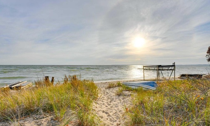 Au Gres Haus | Lovely Au Gres Cottage with Hot Tub Walk to Beach!