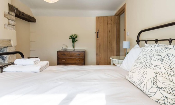 Tetbury Hütte | Lovely Cosy Stone Cottage in Tetbury, Cotswolds