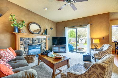 Dundee Haus | Lovely Dundee Home with Private Yard and Fire Pit!
