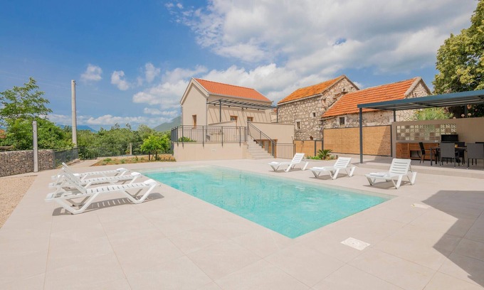 Vrgorac Haus | Lovely home in Vrgorac with WiFi