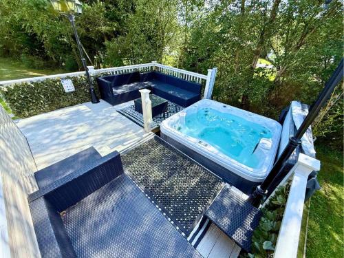 Swarland Haus | Lovely Hot Tub Caravan in Northumberland, Free Golf Access, Dog Friendly