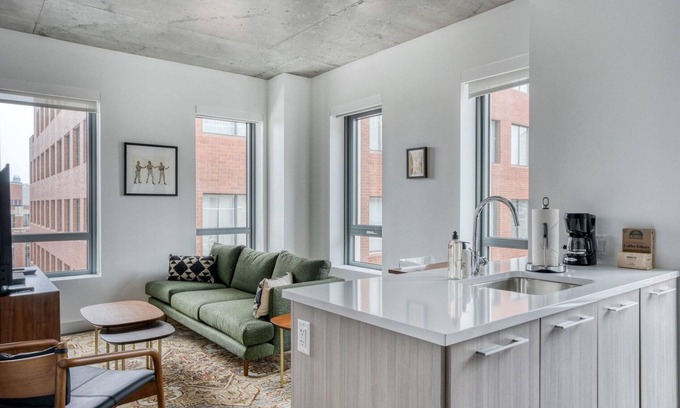 MIT Wohnung | Lovely Kendall Square 2BR w/ Gym, near Shops & Dining, by Blueground