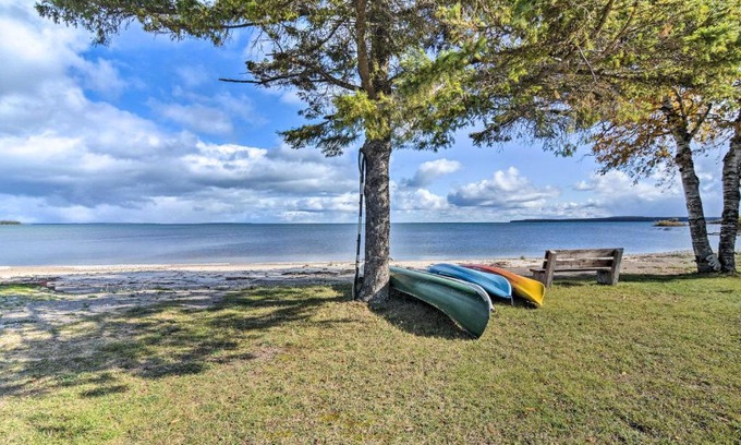 St Ignace Wohnung | Lovely Lake Huron Getaway Beach Access and Kayaks!
