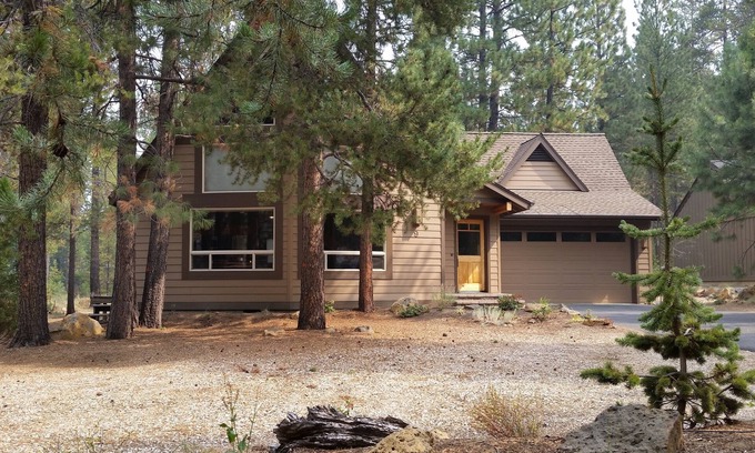 Sunriver Haus | Schönes, helles, helles Zuhause im Wald! SHARC-Pässe enthalten! Whirlpool!