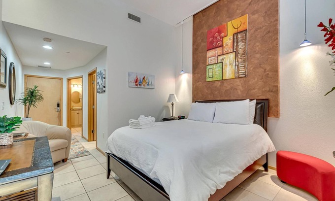 Palm Coast Eigentumswohnung | Lovely Oasis Condo w/ Balcony at European Village | Close To The Beach | Designated Parking Space