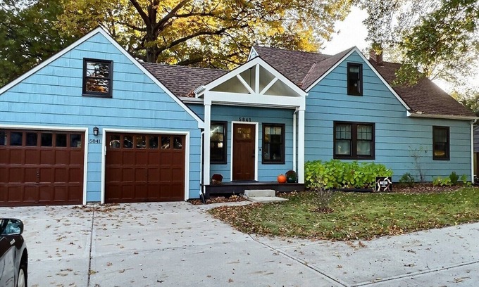 Prairie Village Haus | Lovely Prairie Village House, Dog friendly